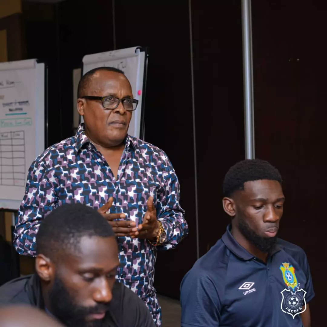 mm2_online's tweet photo. En séjour de travail à Douala au Cameroun, @MinSport_Loisir François Kabulo a rendu visite aux Léopards qui y sont en stage depuis le 9 juin. 
Il a animé une réunion jeudi 15 juin avec le staff technique et les joueurs. Ainsi, il a apporté un message de soutien aux Léopards. https://t.co/9HkdEyjV0N