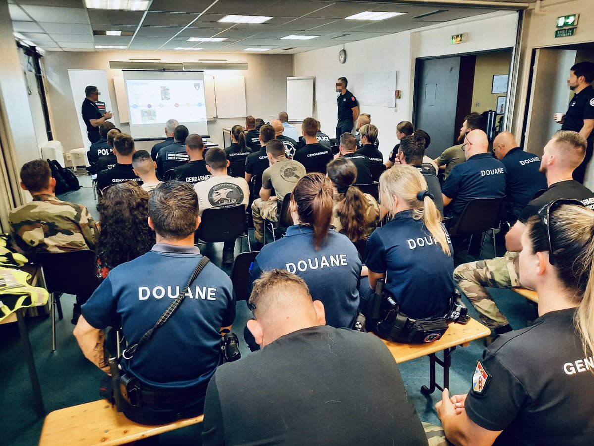 Gendarmerie_067's tweet photo. Réunion #InterServices des équipes #cynos : formation, échanges et exercices pour mieux assurer #ensemble #VotreSécurité.
#police #douanes #suge #TGV #sncf #RépondrePrésent #BasRhin #Alsace https://t.co/gdUcRvCf5K