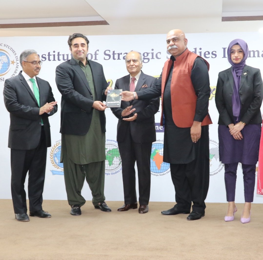 AamnaRafiq's tweet image. ISSI Research Faculty with the FM @BBhuttoZardari  at 50th Anniversary of @ISSIslamabad. @ACDC_ISSI presented its new book titled &quot;#Emerging Threats &amp;amp; Shifting Doctrines: Challenges to #StrategicStability in #South Asia&quot; to the FM.
@ForeignOfficePk  @PakUN_Geneva @appcsocialmedia