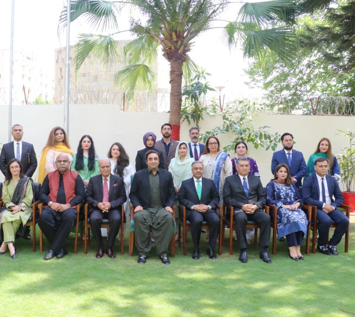 AamnaRafiq's tweet image. ISSI Research Faculty with the FM @BBhuttoZardari  at 50th Anniversary of @ISSIslamabad. @ACDC_ISSI presented its new book titled &quot;#Emerging Threats &amp;amp; Shifting Doctrines: Challenges to #StrategicStability in #South Asia&quot; to the FM.
@ForeignOfficePk  @PakUN_Geneva @appcsocialmedia