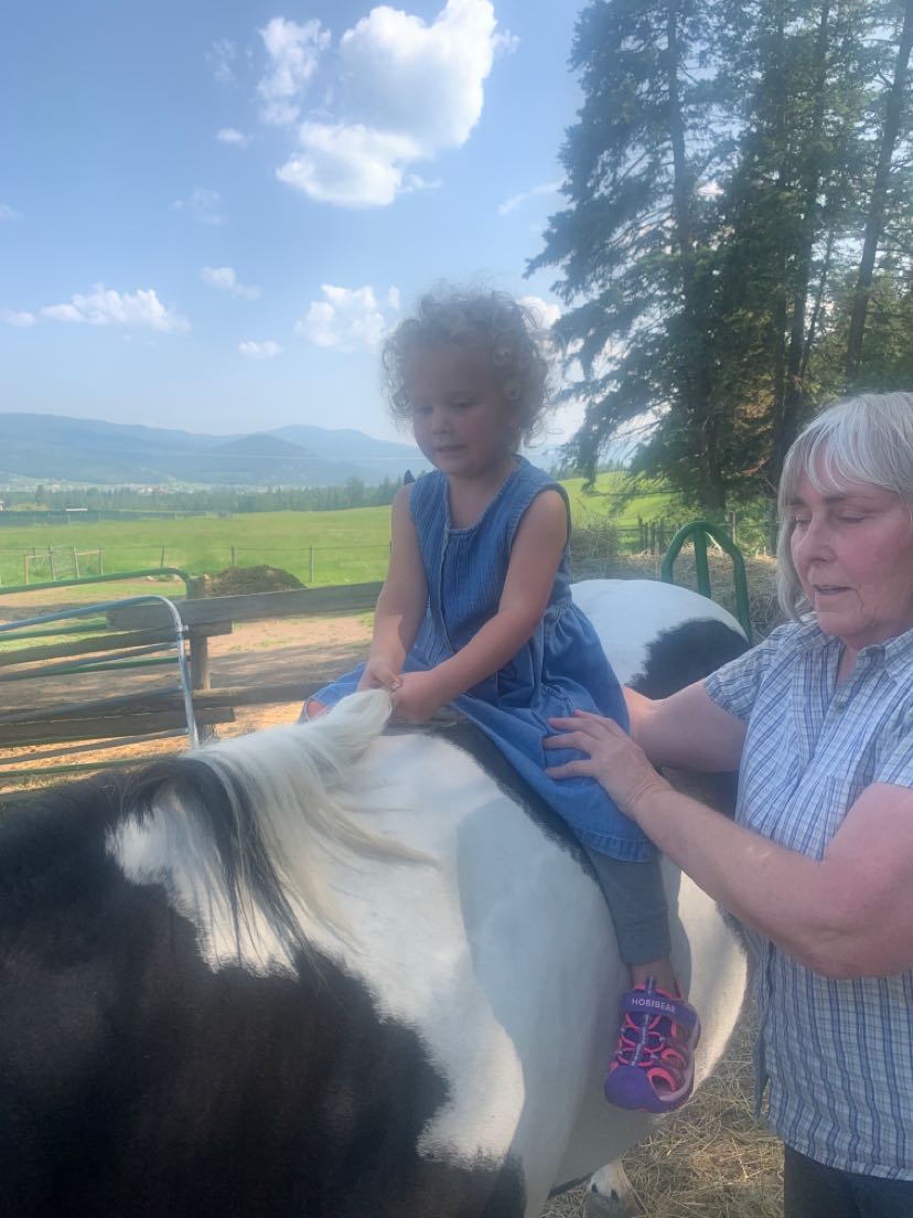 RanchEmu's tweet photo. Polly loves children, and Genevieve, Cheryl's ( one of our ranch hands ) daughter, had never been on a horse before. Penni really enjoyed treating her to her first ride!

#montanaemuranch #montana #horses #horsebackriding #horseriding #horsemanship #montanamoment #bigskycountry https://t.co/jbd4FO5amP