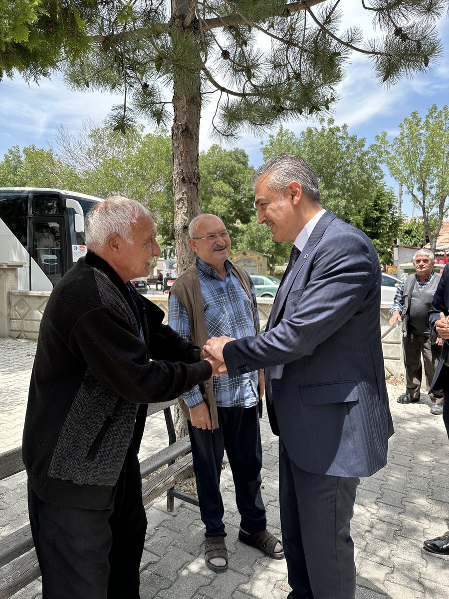 KaramanValiligi's tweet image. 👉 Valimiz Sn. Tuncay Akkoyun, Özdoğru Câmii&apos;nde cuma namazının ardından vatandaşlar ile bir süre sohbet etti. 

📍Beyazkent Mahallesi