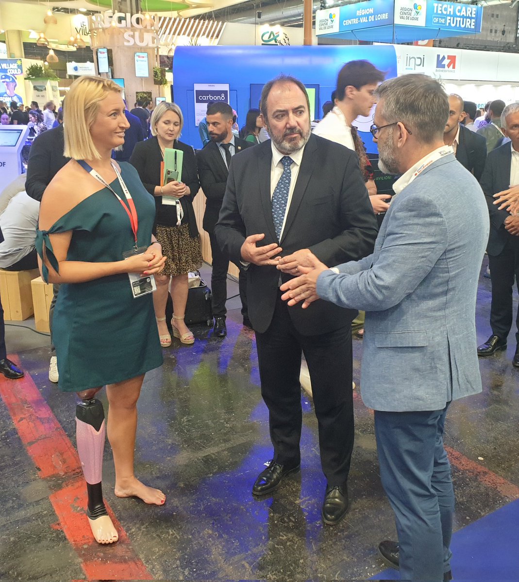 Agence_ID's tweet photo. #VivaTech
Visite sur le stand d'@Armees_Gouv du ministre de la santé et de la prévention, François Braun @FrcsBraun.
L'occasion de présenter le projet d'#innovation AAFAPE, la prothèse de jambe mécatronique capable de reproduire des mouvements naturels de la jambe.
#proteor https://t.co/ABOBihzWJc