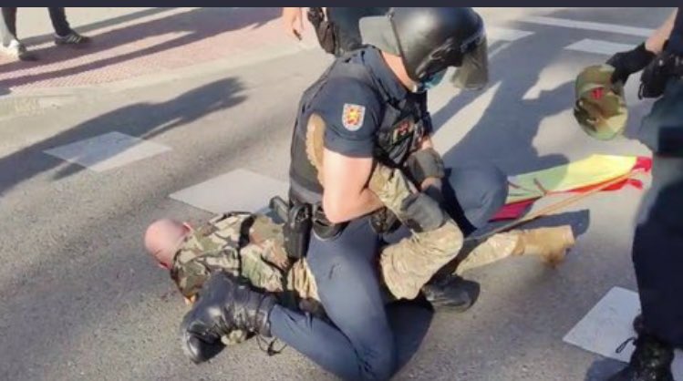 JuanHardRock2's tweet photo. CONTROL DE MASAS POR LA #UIP 🤡 ACAB !!! 1312 !!! https://t.co/lxsKmCll1j