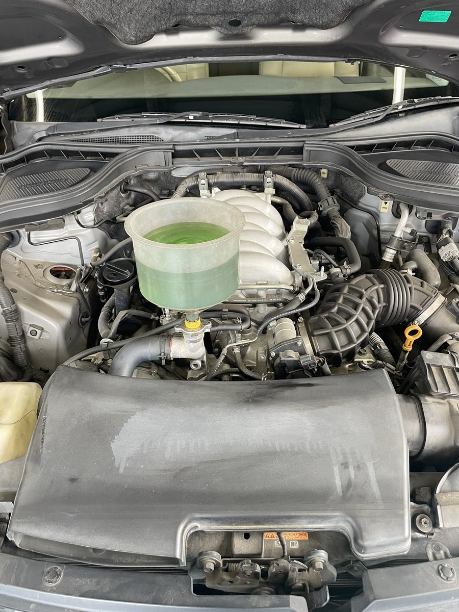 Best_R_GTR's tweet photo. 車検!
4.5 V8のフーガになります!
大排気量ですね(*^^*)
E/Gオイル・エレメント・ブレーキフルード・冷却水交換
#フーガ #GY50 https://t.co/aDFMZZ1OZq