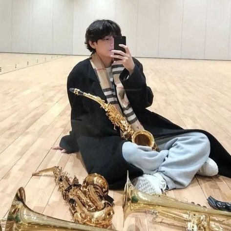 hatırlatıyor musunuz taehyung trumpet çalmayı öğrenmek için ders alıyordu belki onunla ilgili bir şey olabilir bence ??