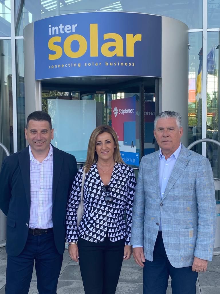 ☀️¡<a href="/grupo_peisa/">Grupo Peisa</a> presente en <a href="/Intersolar/">Zoolar</a> Munich!
<a href="/AALMINANA/">AMPARO ALMIÑANA</a>, Dir. Gral. de #GrupoPeisa, Julián Díaz, Dir. Comercial y <a href="/masanflo79/">Manuel Sanchis</a>, responsable de Eficiencia Energética han asistido a la feria de referencia en el sector de las #energíasrenovables.
