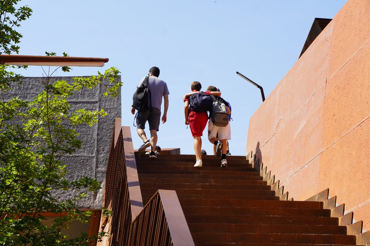🏫 Avui hem rebut alumnes de l'<a href="/Institutdegurb/">Institut de Gurb</a>, que han vingut a fer visita guiada a l'Espai Cràter.

🧑🎓 Ha estat l'última visita escolar d'aquest curs 2022-23. 

🎒 Moltes gràcies a tots els centres educatius que ens heu visitat des del setembre fins ara.

🏖️ Bones vacances!