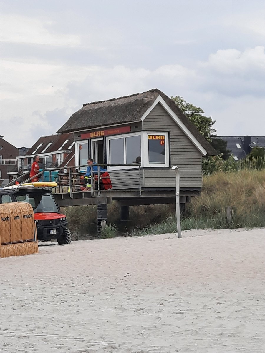 Noch nichts los in Scharbeutz, selbst die Mädels vom DLRG ruhen si h noch aus!