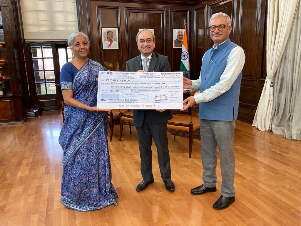 nsitharamanoffc's tweet photo. Smt @nsitharaman receives a dividend cheque of ₹ 5,740 crore for FY 2022-23, which is the highest-ever dividend given by State Bank of India to Govt of India for a financial year, from Shri Dinesh Kumar Khara, Chairman - @TheOfficialSBI. Secretary - @DFS_India Shri Vivek Joshi is also present on the occasion.