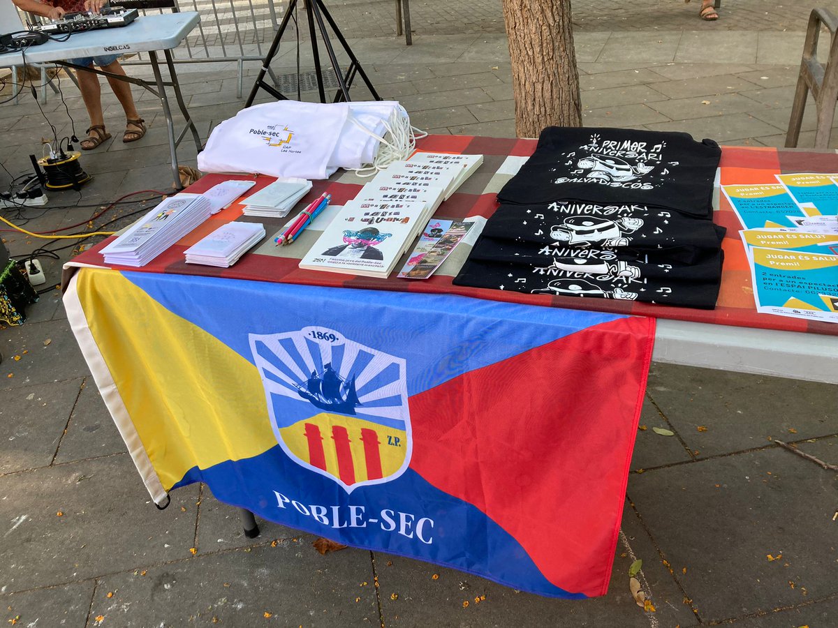 poblesequi's tweet photo. El Pla Comunitari ha entès com pocs al Poble-sec que fer barri, si es complementa amb símbols, és molt més potent... Sou molt grans! 😍🅾️🅿️💙 #Poblesec #PlaComunitari #OrgullPoblesequi https://t.co/rzs2GOfUSy