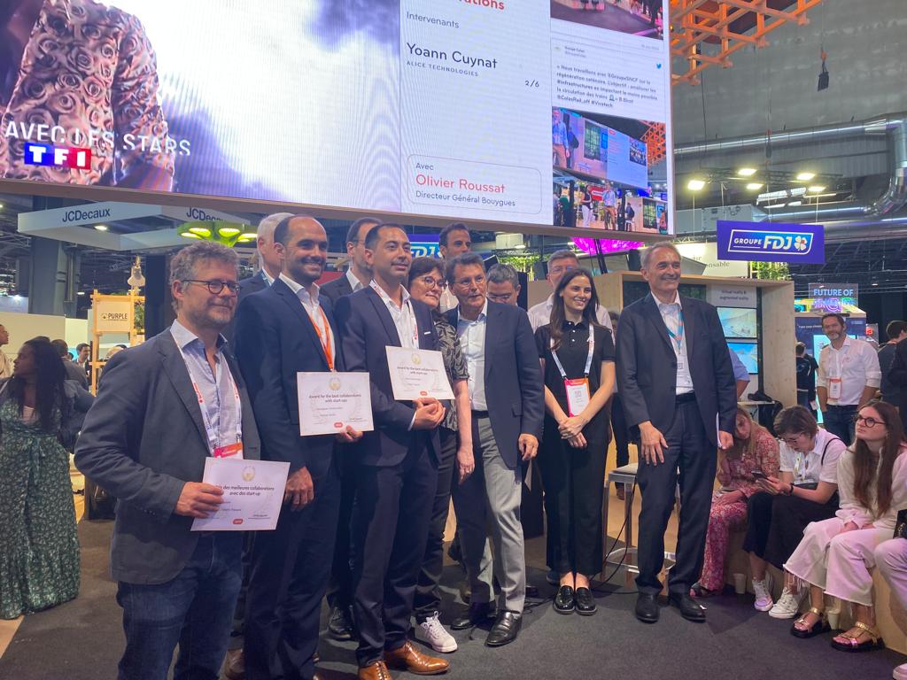 Prix de la meilleure collaboration start-up / collaborateurs pour @bouyguestelecom et @FACIL_iti remis par @OlivierRoussat à #VivaTech 👏👏