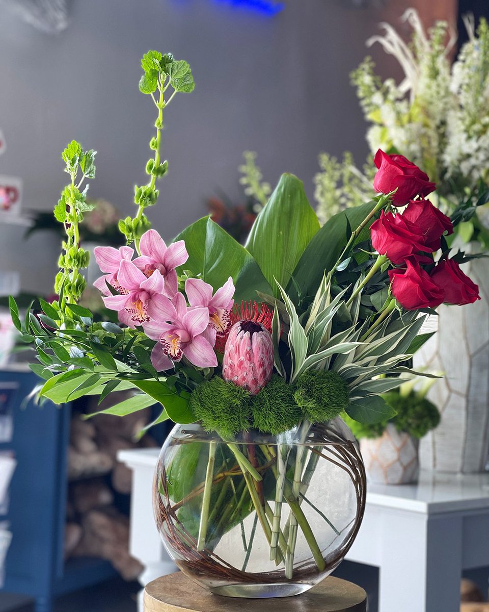 The weekend statement piece you didn't know you needed! Looking for something similar? Give us a call today for a custom order. #SouthFlorals #HappinessInBloom