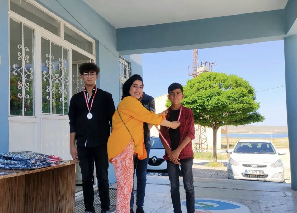 Okulumuzda düzenlenen basketbol turnuvası şampiyonları 🥇🏀

Emeği geçen öğretmenlerimize teşekkür ediyoruz🌸

@meslegimhayatim 
@van_il_mem 
@tevkehasan 
@mbbedevioglu 
@turkrecep_
@mdenizkzl 
@tusbailcemem 
@tusbaarge 

#birlikteuretiyoruz
#birliktecalisiyoruz
