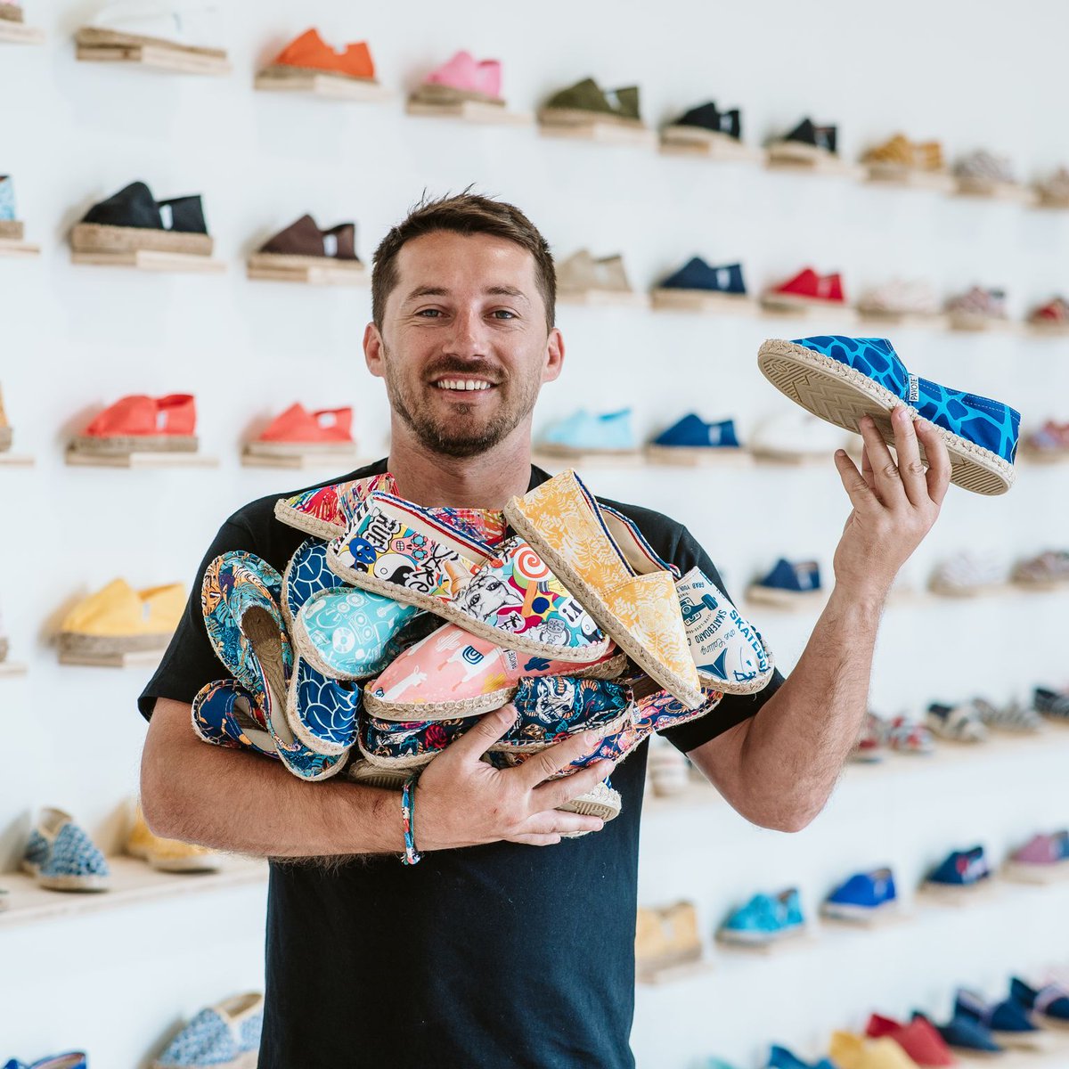 <a href="/payotespadrille/">Espadrilles PAYOTE</a> l’espadrille basco-catalane qui a conquis la France, lance une levée de fonds de 2 millions d’euros pour construire sa propre usine et répondre à une demande de plus en plus forte. L’entreprise catalane vise une production d’un million de paires par an !