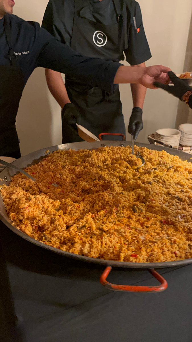 Sharma_Catering's tweet photo. Adaptamos el catering a tu localización🔝 Elegimos entre un sinfín de opciones para degustar cada plato en el sitio idóneo👌🏼 ¿Bebidas frías? Hecho. ¿Un arroz al gusto? ¡Marchando!

Os dejamos algunos momentos del pasado finde, cuando participamos en Top 14🙌🏼

📍 @santelmomuseoa https://t.co/7jaB2nTUCg
