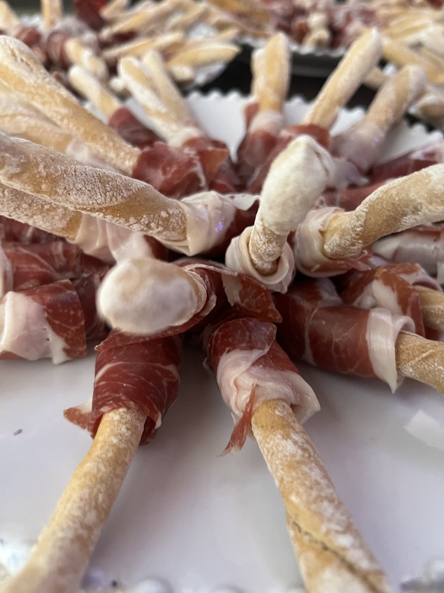 Sharma_Catering's tweet photo. Adaptamos el catering a tu localización🔝 Elegimos entre un sinfín de opciones para degustar cada plato en el sitio idóneo👌🏼 ¿Bebidas frías? Hecho. ¿Un arroz al gusto? ¡Marchando!

Os dejamos algunos momentos del pasado finde, cuando participamos en Top 14🙌🏼

📍 @santelmomuseoa https://t.co/7jaB2nTUCg
