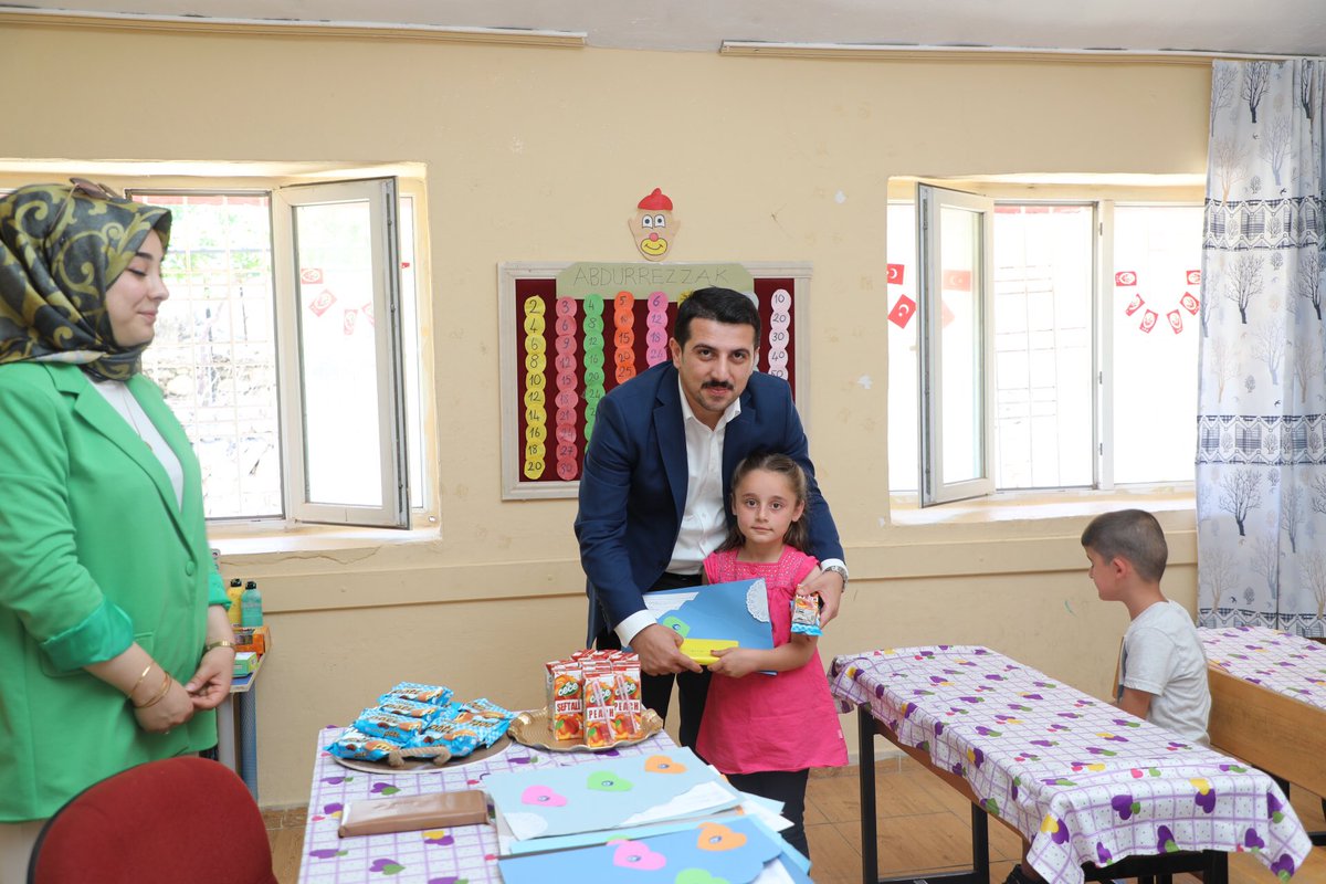 senol_ozturk61's tweet photo. Bugün Köy okulumuzda öğrencilerimizin karne heyecanına ortak olduk

Tatilde tüm öğrencilerimiz Hasankeyf’in tarihi ve kültürel mekanlarını gezerek bilgi birikimini artırabilir,kültürel mirasımızı keşfetmenin keyfini doyasıya çıkarabilir https://t.co/TlIMM96pdE