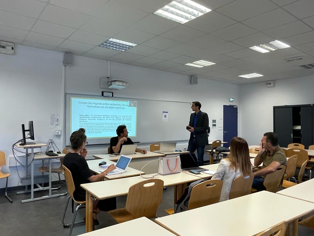 ampiric's tweet photo. Ateliers d’échanges avec les 6 équipes pilotes Ampiric cet apm au Séminaire annuel Inspé 2023 « Formateurs, Formation, Terrain et Recherche » à @InspeAixMrs @univamu #recherchecollaborative https://t.co/JrZfiDd094