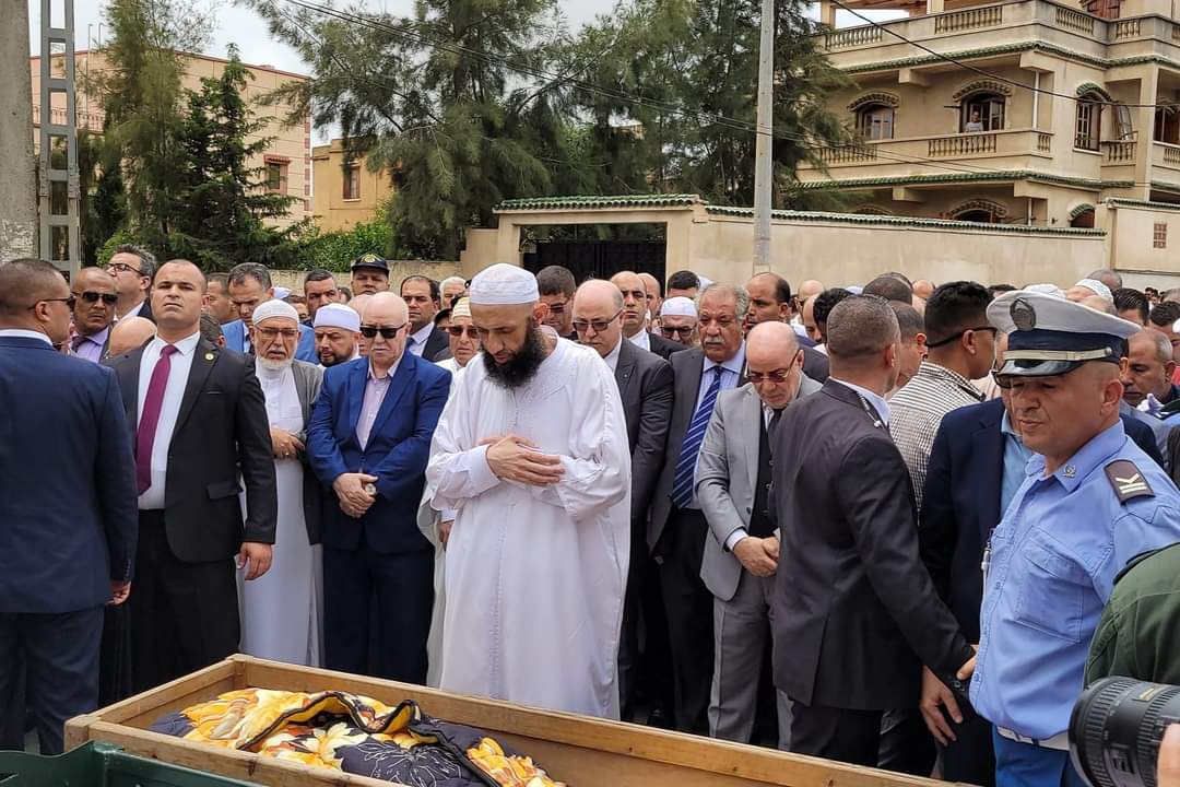 marwalgeria's tweet photo. جثمان العلامة الشيخ محمد الطاهر آيت علجت يوارى الثرى بمقبرة سيديدي موسى 
https://t.co/ruC7LumeEA https://t.co/gFQjfX1dlJ