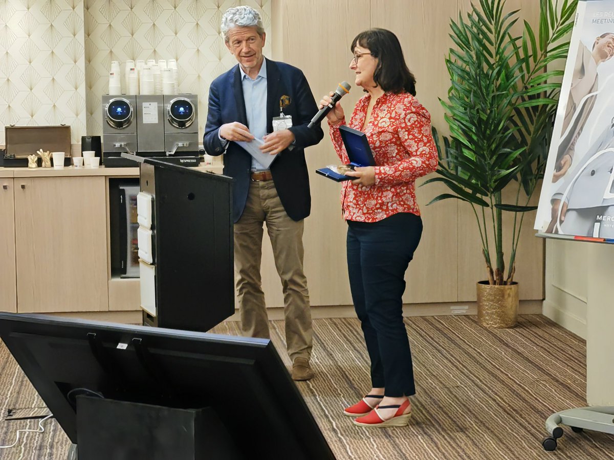 Le président <a href="/AntoineDiesbecq/">Diesbecq Antoine</a> remet la médaille de l'Unca à Virginie Eicher Barthélemy