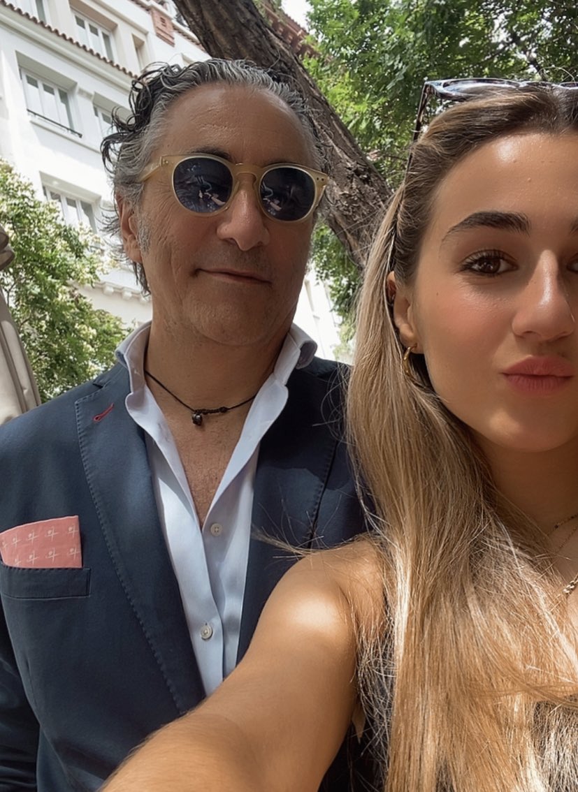 JoseleCalonge's tweet photo. La felicidad también es vermutear, mano a mano,padre e hija. https://t.co/finwTWI1ad