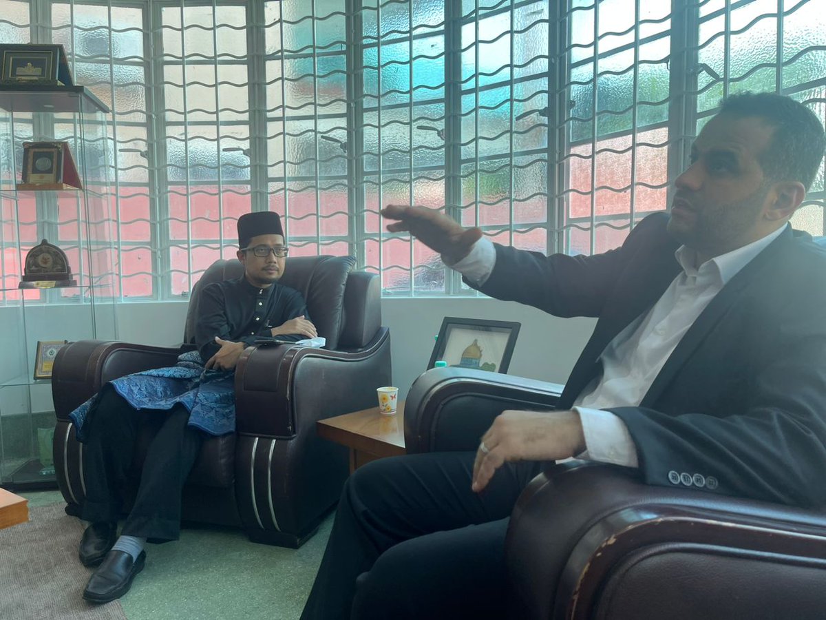 abimalaysia's tweet photo. PIMPINAN ABIM KUNJUNGI PEJABAT BARU PCOM-PALESTIN DI KL

15hb Jun 2023 (Khamis): Alhamdulillah, Presiden ABIM, Sdra. Muhammad Faisal Abdul Aziz dan Naib Presiden, Sdra. Ahmad Fahmi Samsudin mengadakan kunjungan rasmi di pejabat baharu @PCOMalaysia https://t.co/nQhDI22zW0