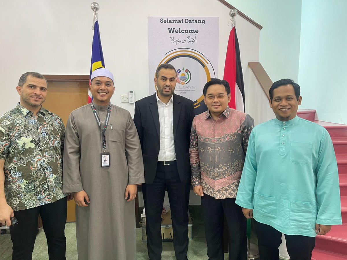 abimalaysia's tweet photo. PIMPINAN ABIM KUNJUNGI PEJABAT BARU PCOM-PALESTIN DI KL

15hb Jun 2023 (Khamis): Alhamdulillah, Presiden ABIM, Sdra. Muhammad Faisal Abdul Aziz dan Naib Presiden, Sdra. Ahmad Fahmi Samsudin mengadakan kunjungan rasmi di pejabat baharu @PCOMalaysia https://t.co/nQhDI22zW0