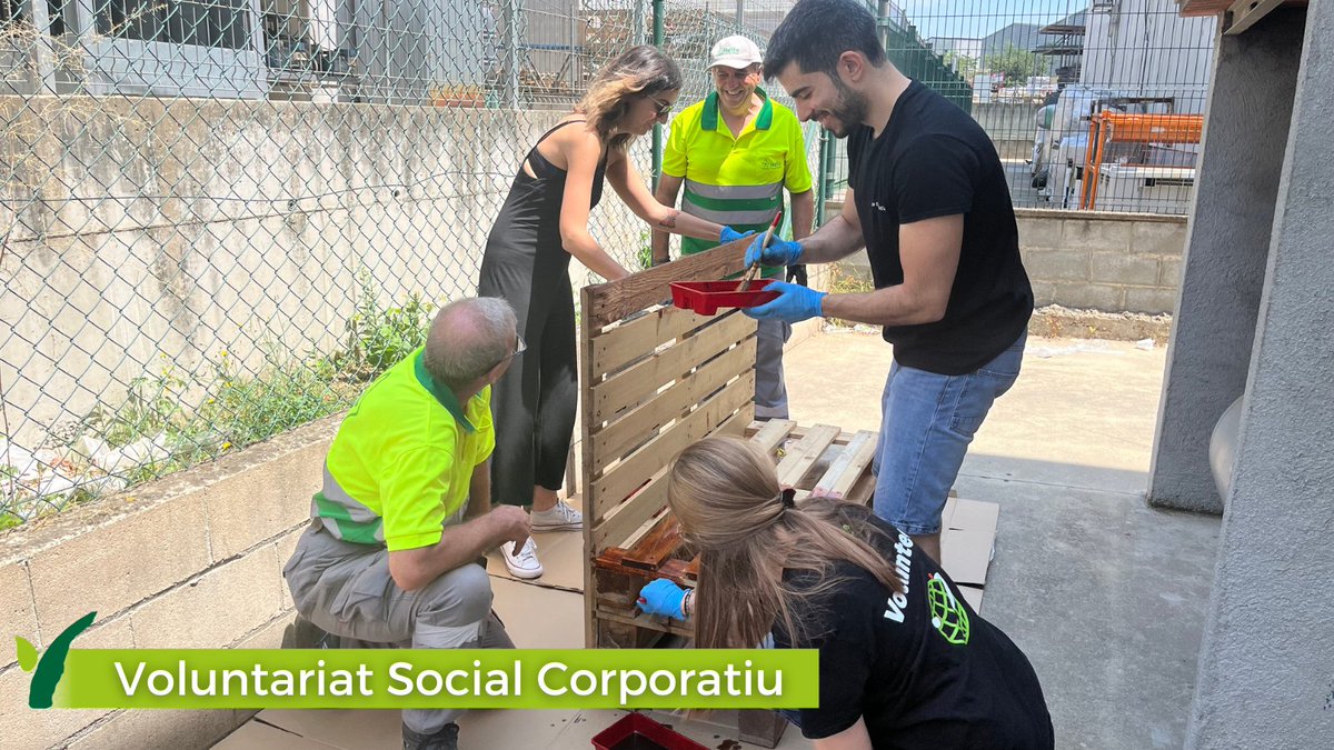 Vivelloc's tweet photo. ✨ Jornada de #Voluntariat #Social Corporatiu a @Vivelloc 

👌 Un equip de persones treballadores de @sagespain dediquen tot el matí a donar suport a l'entitat.

🙌 Moltes Gràcies per sumar @sagefoundation !!! 

#empresa #vsc #rsc #responsabilitat #corresponsabilitat #societat https://t.co/1uBvY7I2GN