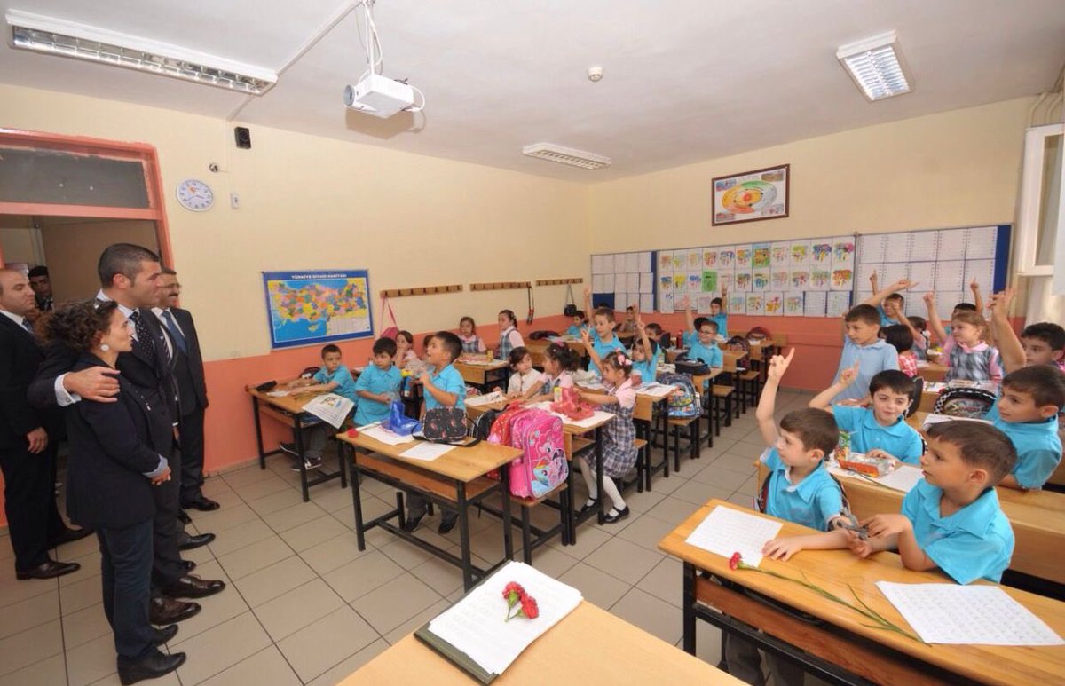 Bugün karne alma sevinci yaşayan tüm öğrencilerimizle heyecan ve mutluluklarını paylaşıyorum.

Hem öğretmenlerimizin hem de çocuklarımızın keyifli bir tatil geçirmelerini temenni ediyorum.

#İyiTatiller