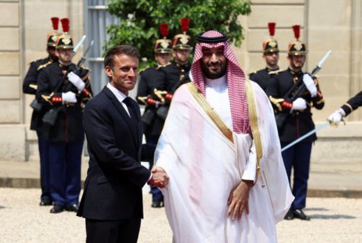 أقبل المجد وأثر المجد فاله ثمين 
وأنتهض به ولي العهد لأقصا مداه
إرتكى له محمد جعل عمره سنين
وإحتواه المجد كنه بشته الي إرتداه🇸🇦🇸🇦