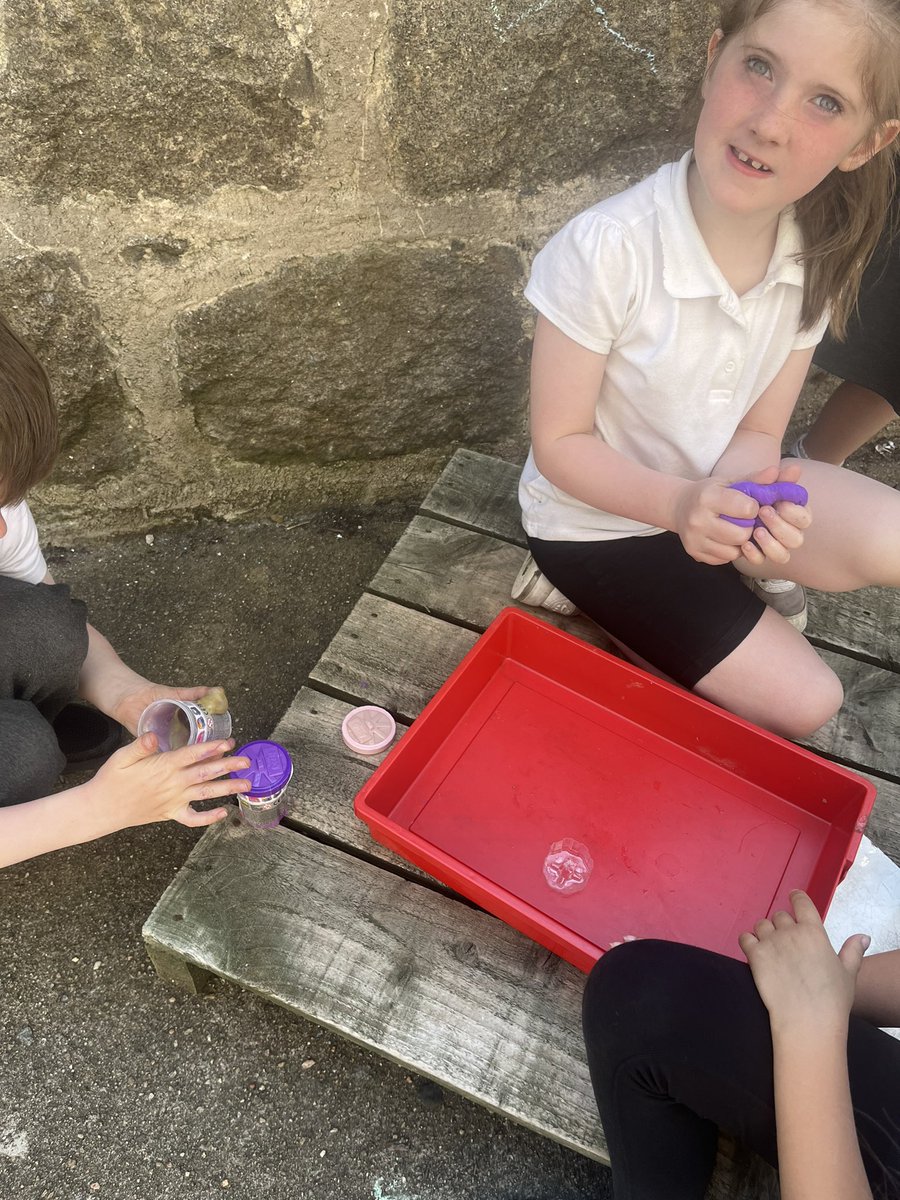 MissBruce00's tweet photo. We earned WOW! points all week for a class total and earned Recognition play. We chose art &amp; craft activities this week. Rm 3 are creative learners. @woodside_school  @VLWoodside @WoodsideRRS https://t.co/qWx2Zewiil