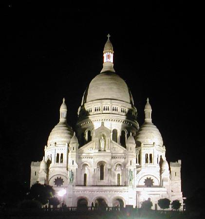 Basilique du Sacre Coeur (Francia)
Situata alla sommità della collina di Montmartre nel XVIII arrondissement. La sua pietra calcarea ha la caratteristica di non trattenere polvere e smog,cosi dopo ogni pioggia il'Sacre Coeur'
risulta ancora più  splendernte
#LaMagiaDelleParole