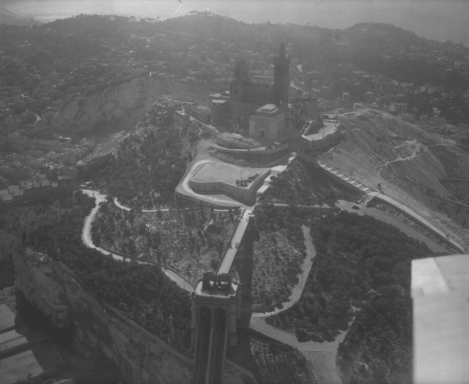 Arrivée du funicalaire à Notre-Dame-De-La-Garde - 1960
#Marseille