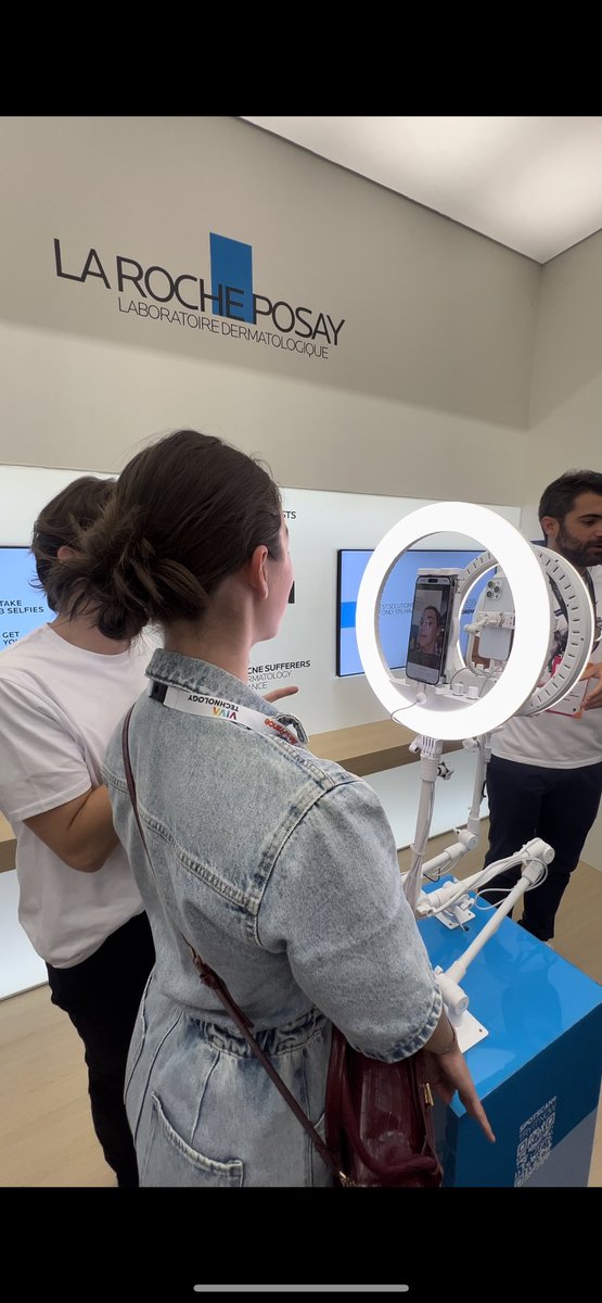 @RuaultCam teste le Diagnostic de peau avec <a href="/LaRochePosayFR/">La Roche-Posay FR</a> sur le salon <a href="/VivaTech/">VivaTech</a> ! 💄🧴

Une fonction innovante afin de connaître au mieux les besoins de sa peau et trouver des produits adaptés !

#efap #mbadmb #VivaTech 
<a href="/wtaranoff/">Wladimir Taranoff 🧩🔑</a>