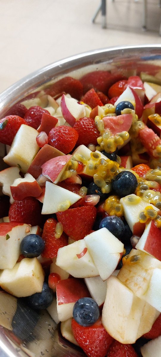 MrsLowGrade1's tweet photo. What a great week! Thank you produce Steve from Metro grocery for an informative tour of where our food comes from and for the lovely basket of fruit! We made a delicious Friendship Fruit Salad 🍎🍓🫐 @Hawthorne_PS https://t.co/6BSWSay8MA