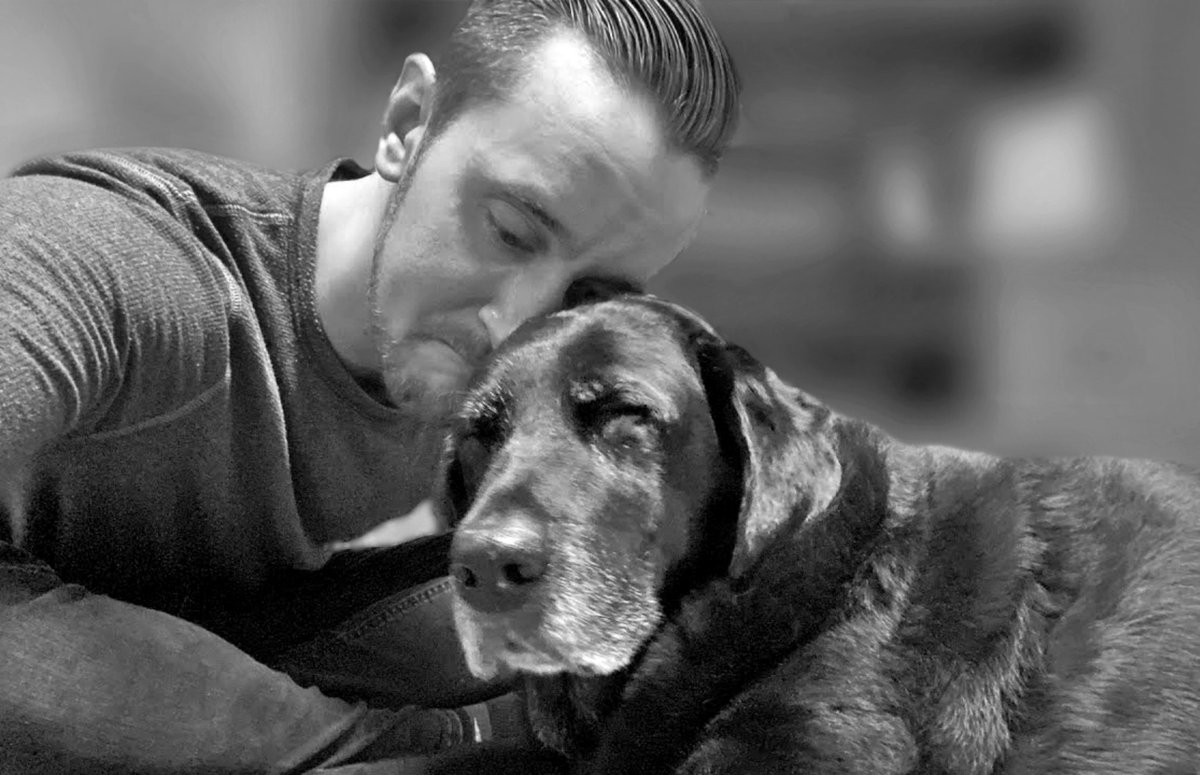 ― "UNA PARTE DE MÍ

Últimamente cuando te miro, veo que te mueves más despacito.
Comes cada vez menos y duermes más. Me doy cuenta de que ambos envejecemos. Me asusta imaginar mi vida sin ti.
Pero sé que se acerca el momento y me duele el corazón solo pensar en perderte o que