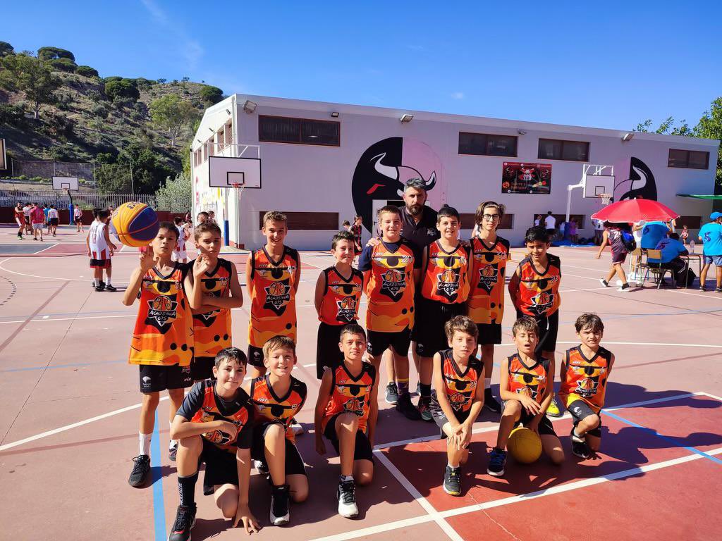 675Academia's tweet photo. 🏆 Torneo de verano para nuestros chicos del #Premini y #MiniNaranja en Puerta Oscura. ¡Seguimos creciendo y aprendiendo valores!
🟠⚫️ #Academia675 https://t.co/V6FhFb05og