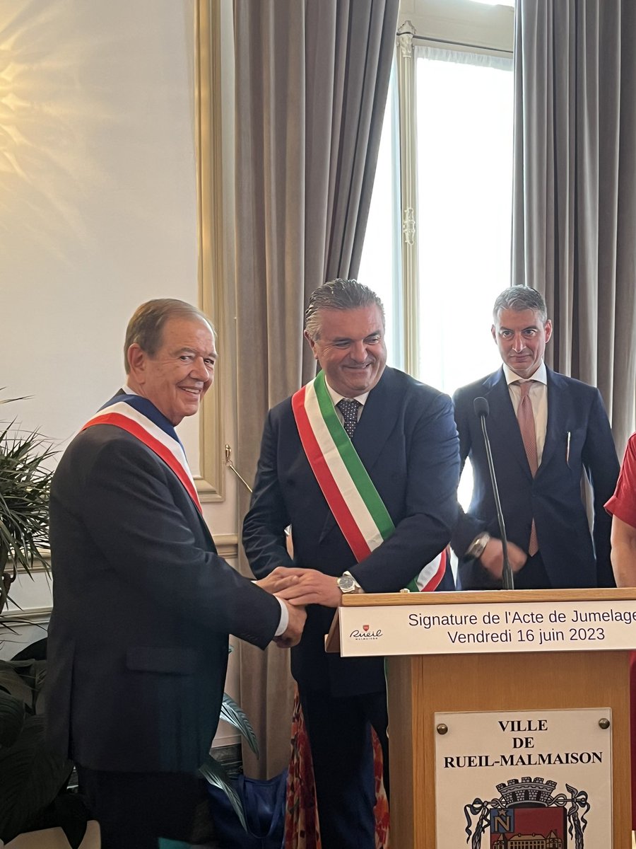 villederueil's tweet photo. 🇮🇹✍️🇫🇷 Signature du protocole de #jumelage entre @patrick_ollier 
maire de Rueil et Francesco Alfieri maire de #CapaccioPaestum

Un moment de grande importance qui scelle la volonté de renforcer les liens d’amitié, de #coopération et d’échange dans entre nos deux villes. https://t.co/BSWYCaARoa