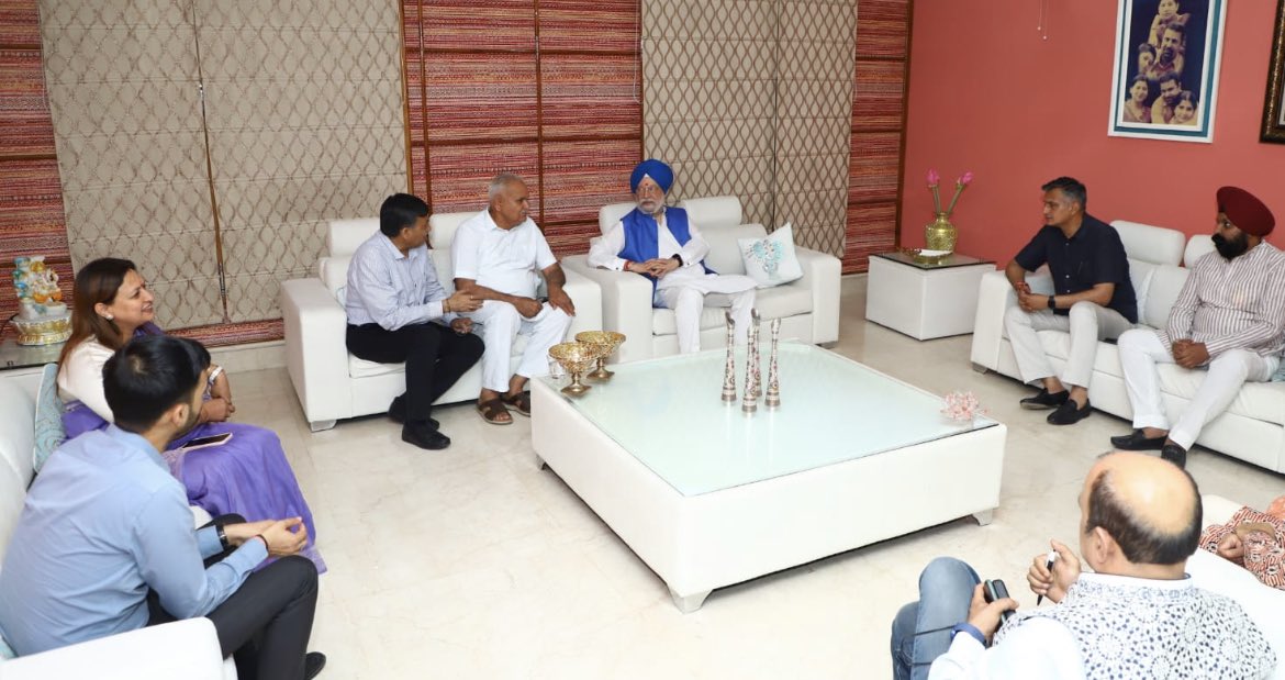 RekhaMAHAJAN7's tweet photo. Union Minister @HardeepSPuri ji met with Sh Subash Choudhary  Ji , a prominent( #JKChannel ) media house in J&amp;K .Discussed the transformational change that is sweeping across J&amp;K under the leadership of PM Narendra Modi ji during #9YearsOfSeva 

#SamparkSeSamarthan 
@BJP4India https://t.co/uEBHO3Rj8s