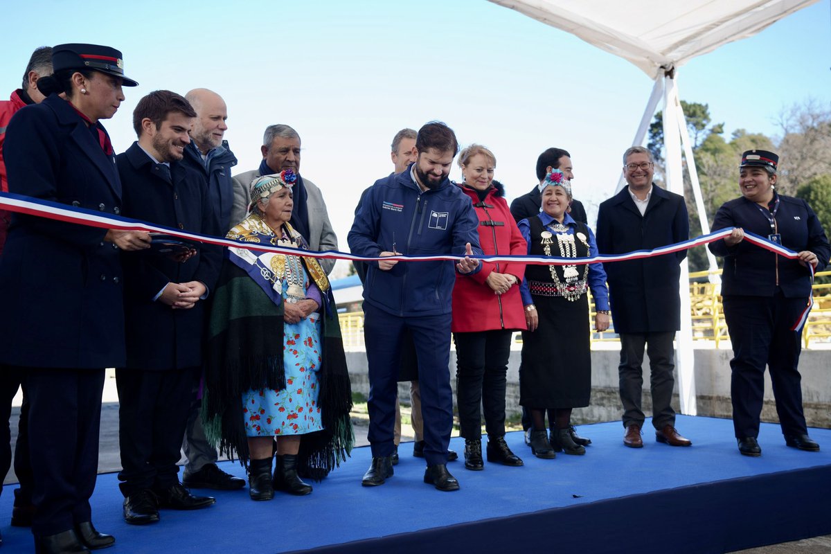 GabrielBoric's tweet photo. Hoy inauguramos el nuevo servicio que trae de vuelta el tren a Freire y Pitrufquén, cumpliendo con el primero de los servicios del Plan Trenes de Cercanía 30-30 que anunciamos en la #CuentaPública2023. 

La Araucanía fue un punto neurálgico de la red ferroviaria del sur del Chile. Con #TrenesParaChile, avanzamos en recuperar y fortalecer nuestra tradición ferroviaria, porque mejor transporte público significa mejor calidad de vida para todas y todos!