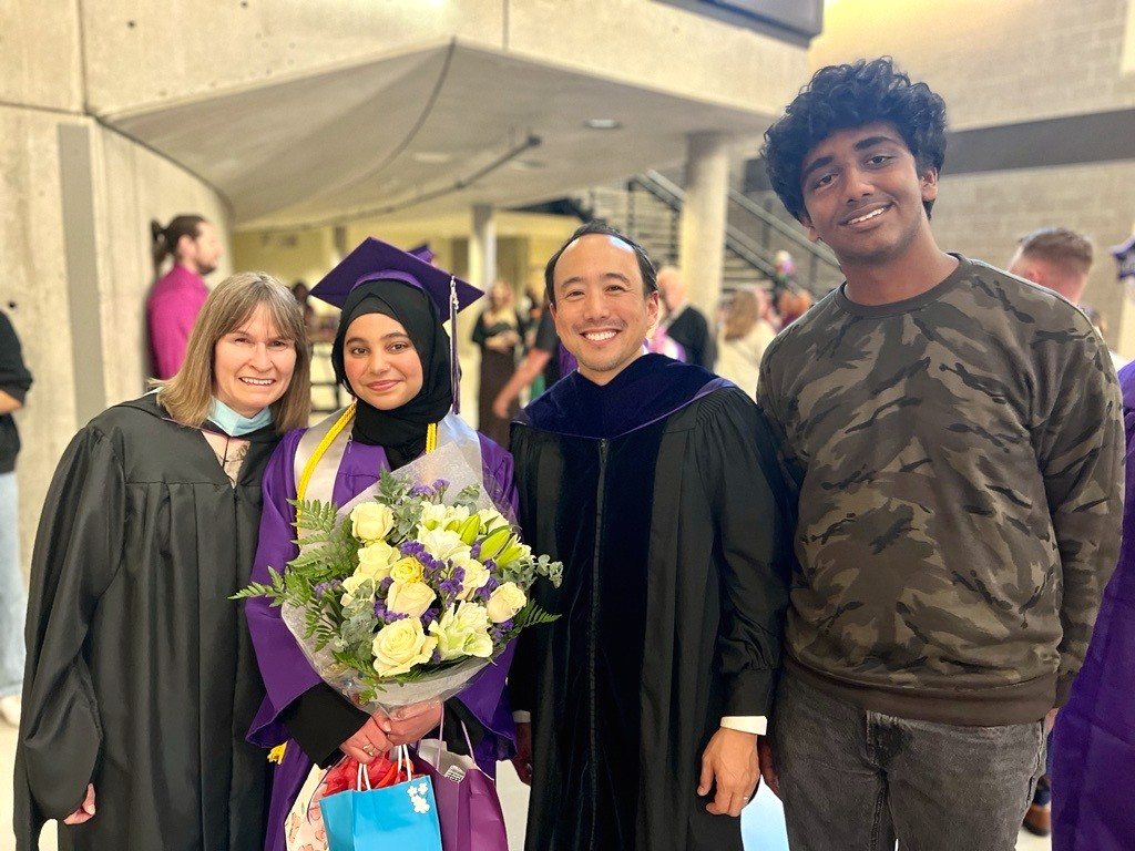 TheBSD405's tweet image. Congratulations, Bellevue Big Picture Class of 2023! We love you and are so proud of you!! 💜🖤 

#Gradutation #Classof2023 #BSDClassof2023 #BigPictureLearning #WeAreBellevue @kellyaramaki @bigpiclearning