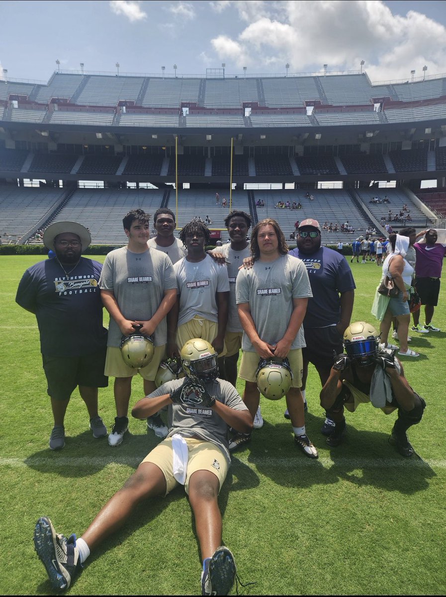 Today I really had a Great time at the University of South Carolina Football OL/DL Camp today 🐔🤙🏾. #forevertothee #aboveallelse 
@GamecockFB @dru_lindler @ROBERTSON_9TWO @CoachSBeamer @BHSBengalFB @JMMartin59 @JByrdBeGreat @ardoin_marques #relationships #BeGreat