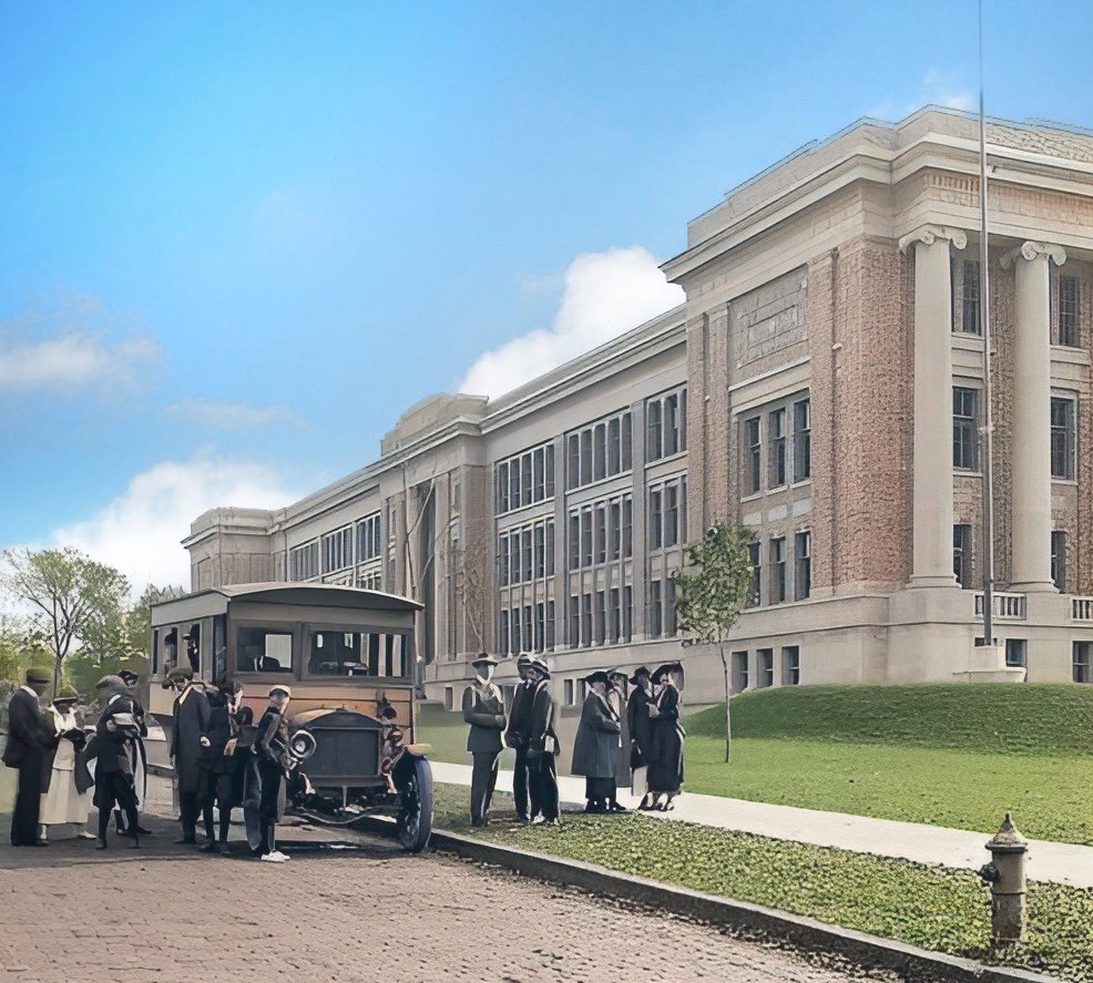 Albany High School, 1916, restored and colorized. Source unknown, original in comments.

#AlbanyNY