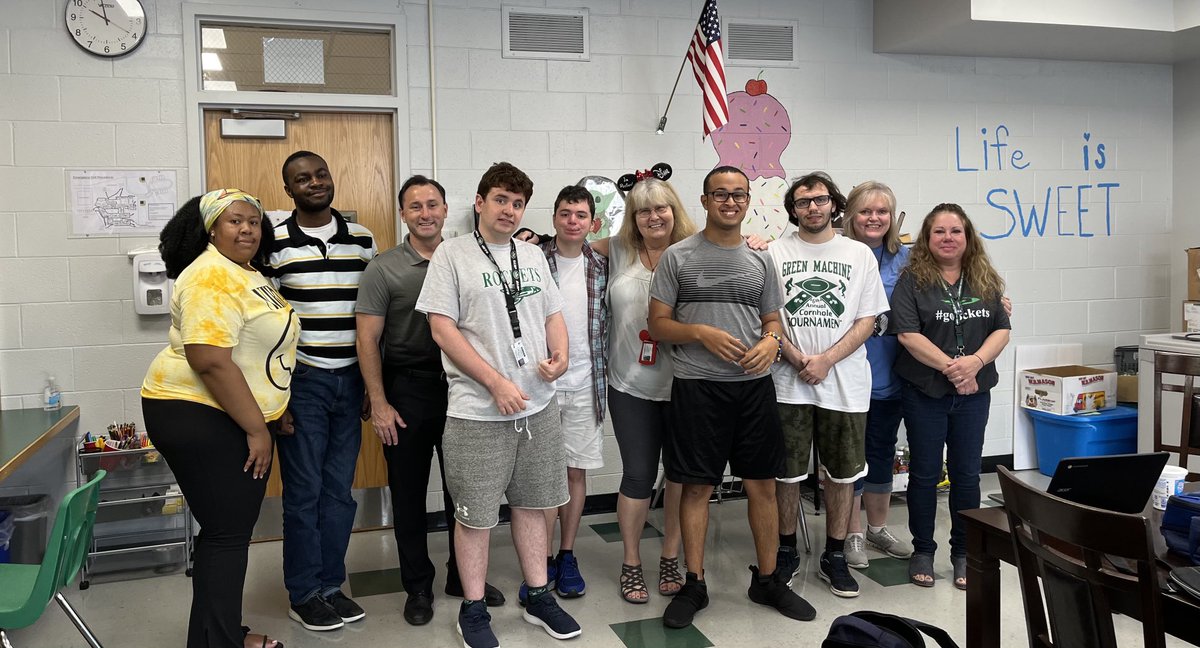 My last Friday at ⁦<a href="/RaritanHigh/">Raritan High School</a>⁩ with my favorite students and co-workers (friends). ❤️💔. ⁦<a href="/HazletDirSpSvc/">Jacqueline Hafner</a>⁩