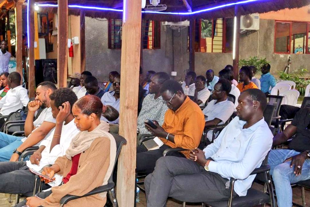 Maura_Ajak89's tweet photo. Had a great &amp; interactive session @SceniusHub on Climate &amp; media.
🍀Role of media in 🇸🇸
🍀Challenges in covering climate stories.
🍀Media engagement w/ public.
🍀Access to info.@CJ4Africa
🍀Role of stakeholders &amp; authority towards climate solutions &amp; emergency.
@bartelafric @UNEP https://t.co/PDHHSREADz
