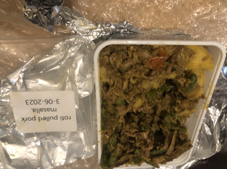 StHouVastNL's tweet photo. He bedankt hè  https://t.co/EIsoRI8vG7 voor de zoveelste keer. 
6 kilo verse maaltijden  voor mensen die het nodig hebben kan zo de kliko in. 
Veel te laat bezorgd, diepgevroren en gevacumeerd en zelfs nog extra geïsoleerd verstuurd. 
Jullie bezorgen niet alleen veel te laat maar zetten het ook nog gewoon in de zon voor de deur neer het pakket. 
Het is echt ongelofelijk schandalig en god geklaagd 
😡😡😡😡😡😡😡😡
#TwitterHelpt