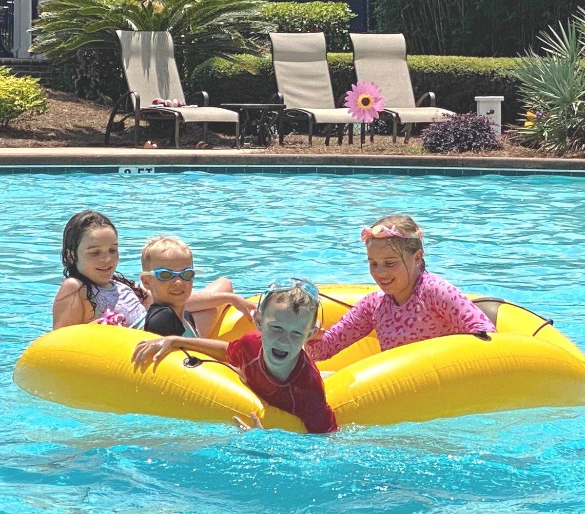 BerkeleyHall_SC's tweet image. Summer Kids Camp Fun! On the golf course, tennis &amp;amp; pickleball, and cooling off in the pool!  {thanks to Graham, Jaden &amp;amp; Royce for these great photos!} #BerkeleyExperience