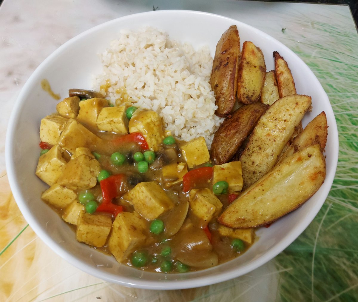 Chinese style fakeaway. 
Because by making it at home, I know exactly what went inside it and my kitchen and hands are clean💚😋🌱🥰🌹
Tofu curry with brown rice and homemade chips seasoned with vinegar, salt,pepper and garlic powder before baking.
#vegan #homemade #veganfood