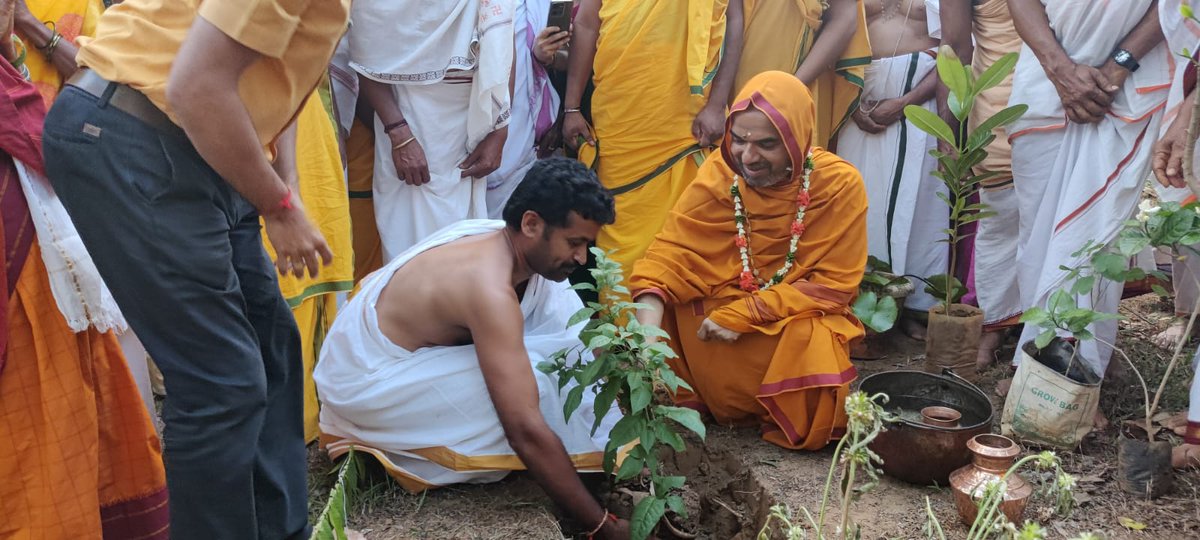 ಕೊಪ್ಪಲು(ಕೆರೇಕೊಪ್ಪ) ಪ್ರದೇಶದಲ್ಲಿ ಸರಸ್ವತೀವನ-ಸಂಜೀವಿನಿವನ-ದೇವದಾರುವನ ನಿರ್ಮಾಣದ ವೃಕ್ಷಾರೋಪಣ ಕಾರ್ಯಕ್ರಮವನ್ನು ಶ್ರೀಸಂಸ್ಥಾನದವರು ತಮ್ಮ ಅಮೃತಹಸ್ತಗಳಿಂದ ನೆರವೇರಿಸಿ ದಿವ್ಯಸಾನ್ನಿಧ್ಯವನ್ನು ಕರುಣಿಸಿದರು. 16-06-2023